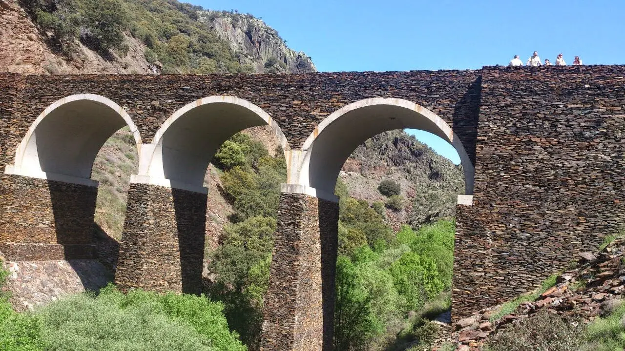 Detalle de portón antiguo y pizarra