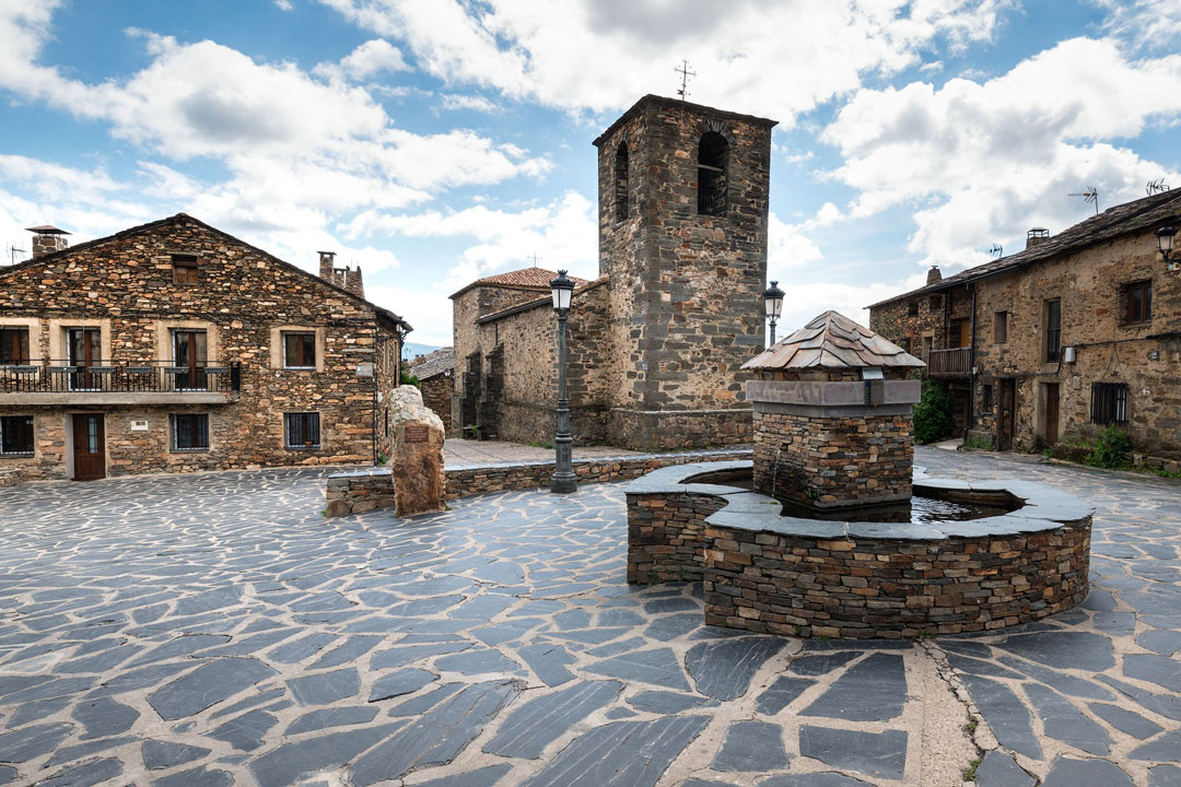 Valverde de los Arroyos · arroyo y arquitectura de pizarra