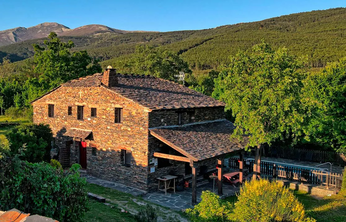 La Pizarra Negra · fachada de piedra y pizarra al final de la tarde