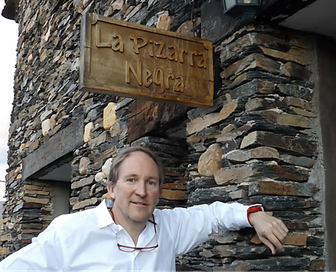 rafamarti La Pizarra Negra · fachada de piedra y pizarra al final de la tarde